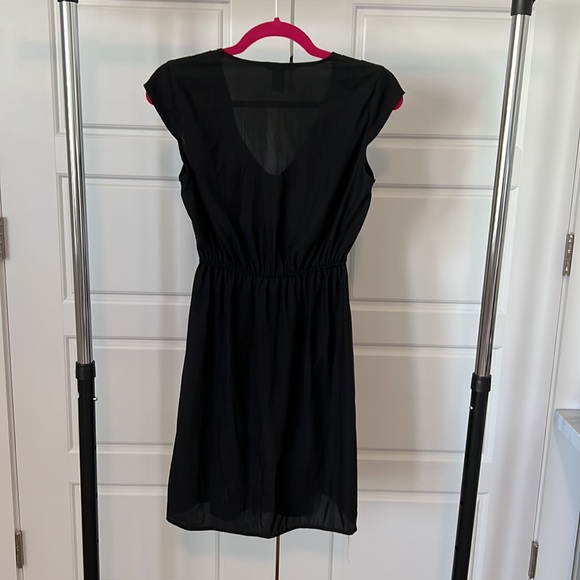 Black H&M dress with gold zipper detail. Size 4 - Picture 6 of 6